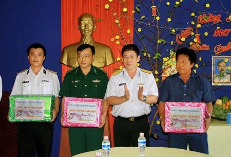 Vœux aux cadres, soldats et habitants de l’archipel Nam Du - ảnh 1